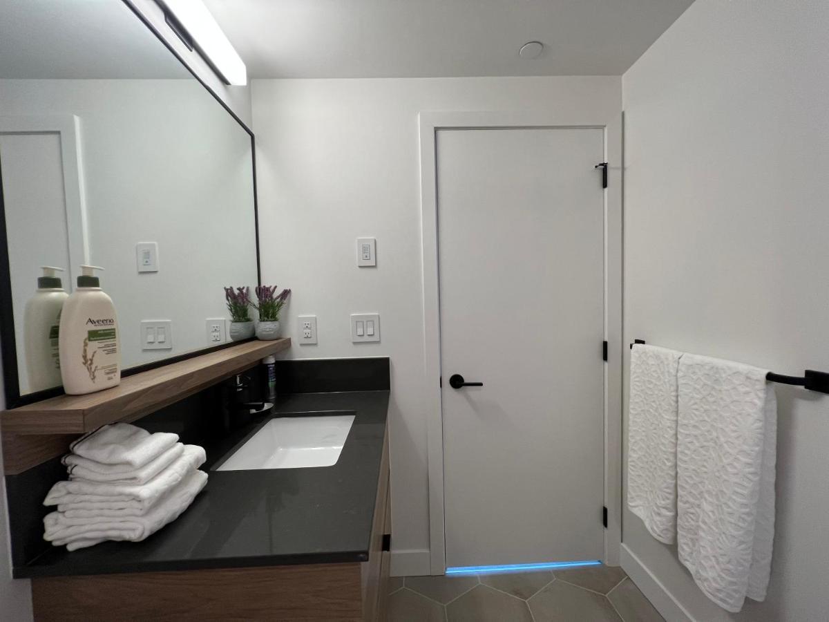 Amazing Brand New Lakeview Condo Downtown Келоуна Екстер'єр фото