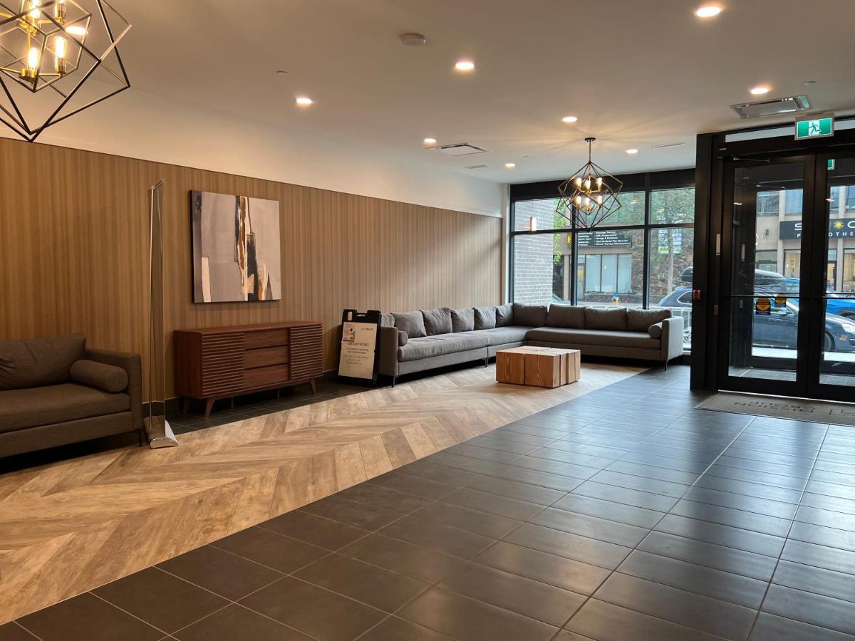 Amazing Brand New Lakeview Condo Downtown Келоуна Екстер'єр фото